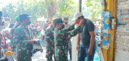 Forkopimka Prambon membagikan ratusan masker kain kepada masyarakat