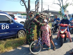 Anggota Koramil 0816/13 Membagikan Masker Kepada Warga