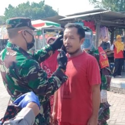 Danramil 0816/03 Buduran langsung pakaikan masker ke masyarakat wilayahnya