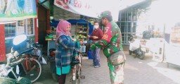 Babinsa Koramil 0816/18 Sedati Bagi-Bagi Masker Kepada Warga di Pasar Betro Kec Sedati.