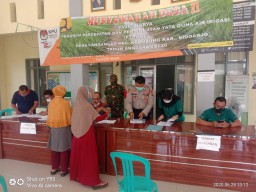 Babinsa 3 Desa Laksanakan Pendampingan Pembagian Bansos DKTS Provinsi Jatim