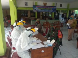 Anggota Ramil0816/07 Krembung Laksanakan Rapid test di Pendopo Kec. Krembung