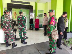 Babinsa koramil 0816/04 porong dan Bhabinkamtibmas kawal pelaksanaan rapid test warga dipuskesmas kedung solo