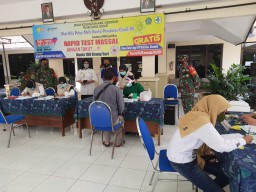 Babinsa Koramil 0816/18 Sedati Kawal Rapidtest Massal di Kecamatan Sedati.