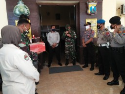 Danramil 0816/16 Waru beserta anggota Koramil memberikan kejutan dengan mengunjungi Mapolsek Waru di HUT Bhayangkara ke 74.