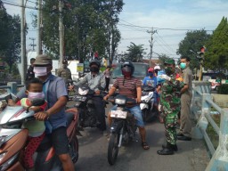 Koramil0816/10 Balongbendo Beserta Forkopimka Berikan Masker Gratis