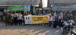 Anggota Ramil0816/07 Krembung bersama Forkopimka melaksanakan Pembagian Masker di Pasar Krembung.
