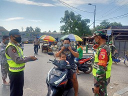 “Koramil 0816/17 Gedangan Bersinergi dengan Polsek Membagikan Masker Gratis Kepada Masyarakat”