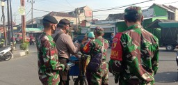 Anggota Koramil 0816/13 Wonoayu Bersinergi dengan Polsek Membagikan Masker Gratis Kepada Masyarakat