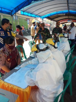 Anggota Ramil 0816/07 Krembung Dampingi Pelaksanaan Rapid Test di Pasar Krembung