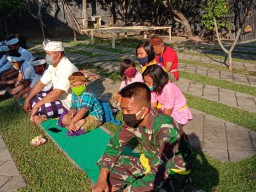 Sertu I Nengah Medal dan Srd I Gusti Agung anggota BKO melaksanakan Persembahyangan Saraswati