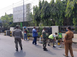 Forkopimka Kecamatan Krian Razia Masker disanksi sosial.