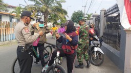 Gerakan Mencegah Penyebaran COVID-19, Anggota Koramil 0816/11 Tarik Dan Anggota Polsek Tarik Bagikan Marker Gratis