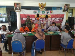 Babinsa Koramil 0816/08 Jabon DS Trompoasri Dampingi Pembagian BST.