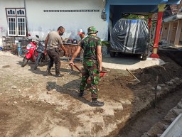 Babinsa koramil 0816/12 Prambon kerja bakti membuat saluran air