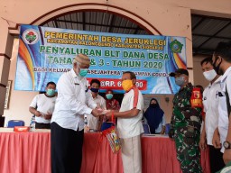 Babinsa koramil0816/10 Balongbendo Dampingi penyaluran pembagian BLT Dana Desa