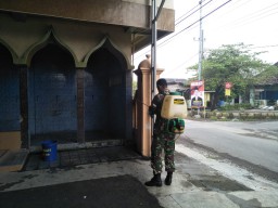 Kodim 0816/07 Krembung Serka Sri Irmawanto melaksanakan Penyemprotan Disinfektan di Desa Keper