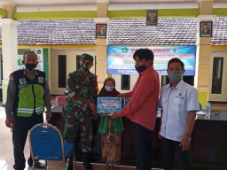 Babinsa Koramil 0816/12 Dampingi Penyaluran BLT-DD