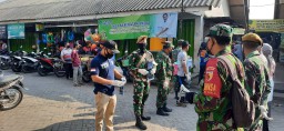 Anggota Koramil 0816/07 Krembung Sosialisasi Sadar bermasker Kepada Warga.