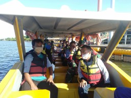 Babinsa Kedungpandan Selalu Ingatkan Protokol Kesehatan Di Wisata Bahari Tlocor