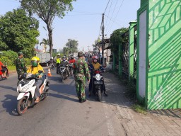 Razia Masker disanksi sosial agar warga tetap waspada penyebaran virus Corona di wilayah Kecamatan Krian.