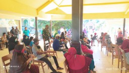 Babinsa Desa Kupang Jabon, Pantau Pendistribusian Bantuan Langsung Tunai