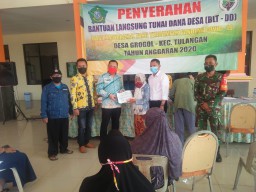 Pastikan Aman dan Tepat Sasaran, Babinsa Dampingi Penyaluran BLT DD