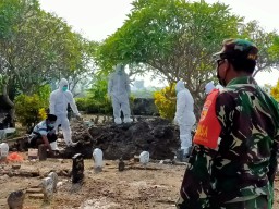 Babinsa Jabon Hadiri Proses Pemakaman Dengan Menerapkan protokol Kesehatan Covid19.