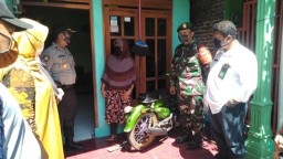 KUNJUNGAN DANRAMIL 0816/16 WARU BERSAMA KAPOLSEK WARU KE KLUSTER COVID-19 RW 12 DESA WARU KEC. WARU