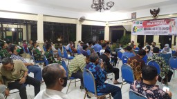Danramil 0816/18 Sedati bersama forkopimka dan masyarakat mengikuti kegiatan acara cangkrukan bela negara Sidoarjo Siap 24 jam tahap V TA 2020