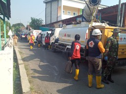 Babinsa Dan Tim PMI Sidoarjo Adakan Penyemprotan Desinfektan, Di Desa Jemirahan Jabon