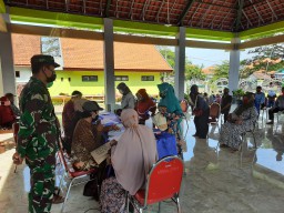 Babinsa Koramil 0816/13 Wonoayu Dampingi Penyaluran Pembagian BLT JPS Provinsi