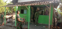 Anggota Ramil0816/07 Krembung Laksanakan Karya Bhakti di Desa Kedung Sumur