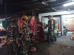 Babinsa Koramil 12/Prambon dan BKO Yonarmed-8/Udhata tegakkan disiplin protokol kesehatan