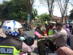 Tegakkan Protokol Kesehatan, Anggota Gabungan Di Kecamatan Tarik Laksanakan Penertiban Pemakaian Masker Di Jalan