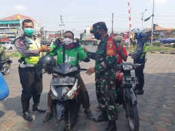 Anggota Koramil 0816/03 Buduran dan Anggota Polsek Buduran Tetap Disiplin Bermasker