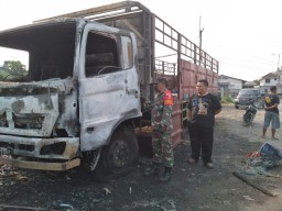 BABINSA SERKA SUKAERI DATANGI KEBAKARAN MOBIL TRONTON DI BY PASS DESA SIDOMOJO KRIAN SIDOARJO