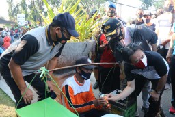 Forkopimda Sidoarjo bagikan masker dan vitamin ke masyarakat Sidoarjo saat minggu CFD