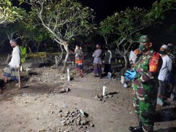 Babinsa Jabon Hadiri Proses Pemakaman Dengan menerapkan Protokol Kesehatan