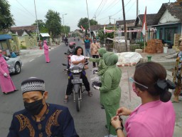 Forkopimka Prambon beserta ibu bagikan masker pada warga