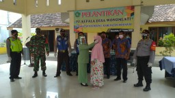 Anggota Ramil0816/07 Krembung Laksanakan Pembagian Jatim Bermasker dari Kapolda Jatim di Wilayah Kec. Krembung
