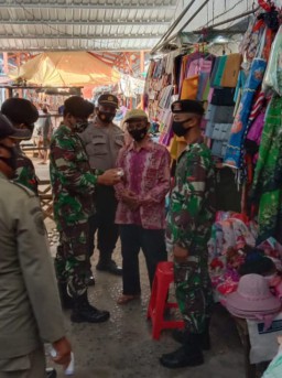 Forkopimka Prambon melaksanakan penerapan disiplin protokol kesehatan ditempat keramaian