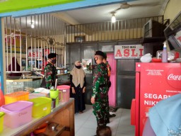 Tertibkan Protokol Kesehatan Babinsa Koramil 0816/11 Tarik Beserta Anggota BKO Yon Kav 3 Malang Laksanakan Razia