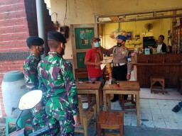 Forkopimka Prambon melaksanakan pendisiplinan protokol kesehatan di tempat keramaian