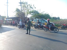 Anggota Ramil0816/07 Krembung Bersama Anggota Polsek Krembung Laksanakan Penegakan Protokol Kesehatan.