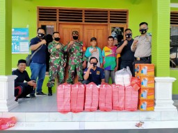 Jumat Berkah Babinsa Koramil 0816/Tarik Mendampingi ILS Dalam Acara Baksos Di Desa Balongmacekan
