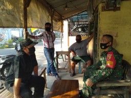 Babinsa Koramil 0816/12 Prambon Komsos edukasi warga cegah virus Covid-19