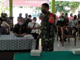 Danramil 0816/07 Krembung Hadiri Sosislisasi FKDM Bersama Forkompimka Krembung