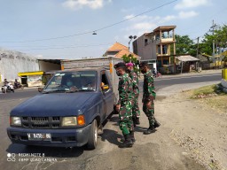 Anggota Ramil 0816/07 Krembung Laksanakan Pam Penegakan Disiplin Kepada warga masyarakat untuk Wajib bermasker.