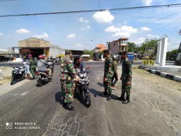 Koramil 0816/12 Prambon bersama BKO lakukan pengawasan pendisilpinan protokol kesehatan